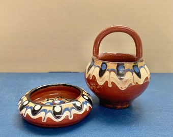 Vintage Redware (Keramik) Salz und Pfeffer Schüsseln. Hergestellt in Bulgarien. Misst ungefähr 2,5 Zoll im Durchmesser.