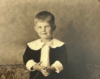 Photographie antique authentique d'enfant victorien avec tapis épais. Photographie fantaisie garçon fille noir et blanc