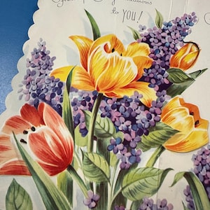 LIVRAISON GRATUITE : carte de voeux vintage de félicitations avec lilas violets, tulipes rouges et jaunes bord festonné inutilisé | Éphémères | Papeterie à lettres