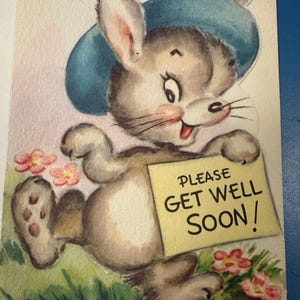 LIVRAISON GRATUITE : Lapin vintage dans un chapeau bleu avec un panneau jaune joyeux Carte de voeux de rétablissement inutilisé | Éphémères | Lettre | Correspondant | Papeterie