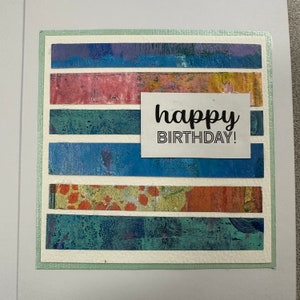 Biglietto di buon compleanno: collage multistrato originale, unico nel suo genere, realizzato con carte dipinte a mano