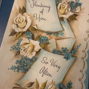 LIVRAISON GRATUITE : carte de voeux « Je pense à vous » vintage roses blanches et paillettes bleues Get Well inutilisé | Éphémères | Lettre | Correspondant |