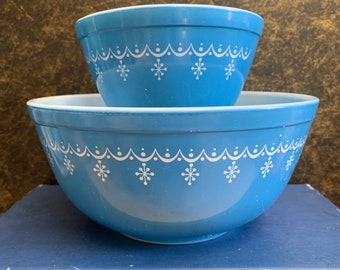 Vintage Pyrex Snowflake Garland 401 & 403 Available. No Chips or Cracks in the Shiny Glass. Some Minor Wear in the Pattern. Made in USA.