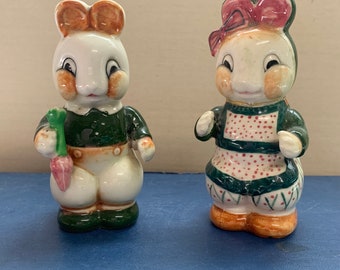 Vintage Mädchen und Junge Bunny Salz und Pfefferstreuer mit Korkverschluss. Handbemalt. Japan. Misst 2 "x 1,5 "x 4,5" Einige tragen Anthropomorph