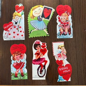 LIVRAISON GRATUITE - Vintage Girl Cute Child Dressup Danse Artisanat Cartes de la Saint-Valentin vendues séparément Découpes mignonnes rétro éphémères romantique salle de classe