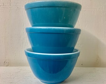 Vintage Pyrex 401 Blue Pyrex Mixing/Nesting Bowl. 3 available. Individually priced. - Minor Wear