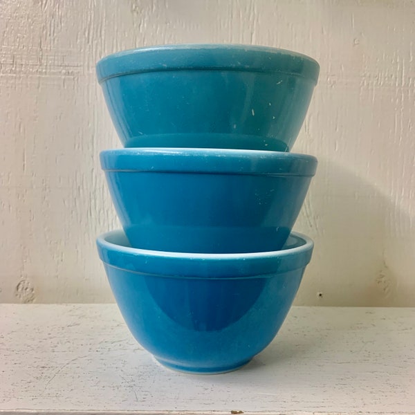 Vintage Pyrex 401 Blue Pyrex Mixing/Nesting Bowl. 3 available. Individually priced. - Minor Wear