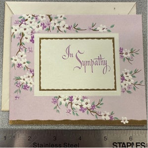 LIVRAISON GRATUITE : Carte de sympathie vintage des années 1940 avec fleurs métalliques et en relief - Très jolies fleurs violettes et bordures dorées
