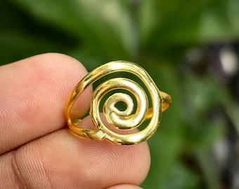 手作りの金メッキスパイラルリング：ミニマルな真鍮製ジュエリー