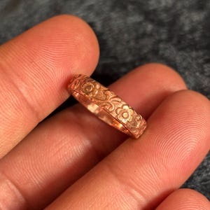 Anillo de banda floral de cobre hecho a mano - Diseño rústico envejecido
