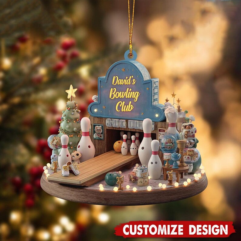 Op de afbeelding: Een decoratief bowlingclubornament met een blauw bord met de tekst "David's Bowling Club". Het ornament heeft kegels, een miniatuur bowlingbaan en een kerstboom. De basis is een houten cirkel.