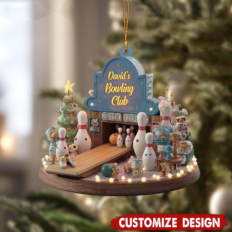 Op de afbeelding: Een decoratief bowling-thema ornament met een miniatuur bowlingbaan met kegels en de tekst "David's Bowling Club". Het ornament bevat een kleine kerstboom, lichtjes en een houten basis. De tekst "Customize Design" staat onderaan.