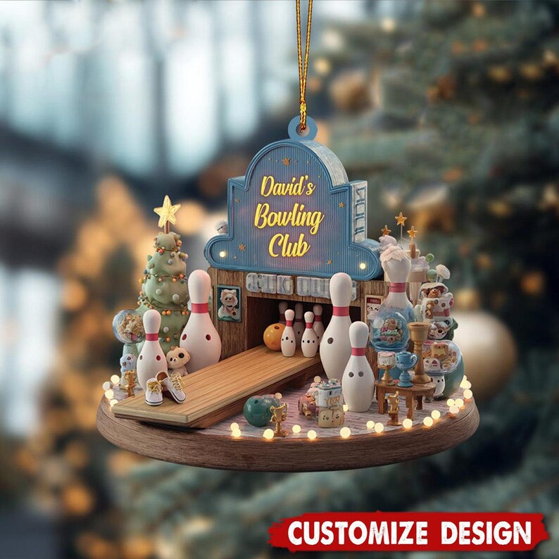 Op de afbeelding: Een kerstversiering met een miniatuur bowlingbaan. De versiering bevat kegels, een bal en een bord met de tekst "David's Bowling Club". De versiering is versierd met lichtjes en een kleine kerstboom.