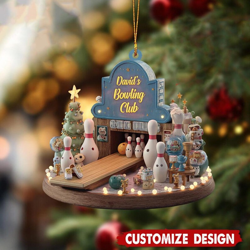 Op de afbeelding: Een kerstversiering met een bowlingbaan sc&egrave;ne met de tekst "David's Bowling Club". De versiering bevat kegels, een bowlingbal en een kleine kerstboom. De basis is een houten cirkel met kleine lichtjes.