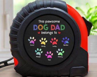 Personalizado Este Pawsome Dog Dad Cat Dad pertenece a la cinta métrica, regalo personalizado para amantes de las mascotas, regalo del día del padre para papás peludos, regalo sincero para papá