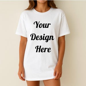 Maqueta de camiseta blanca Gildan 64000, maqueta de modelo, maqueta de camisa blanca, maqueta de camiseta extragrande de modelo, maqueta digital, maqueta digital estética