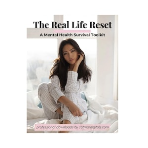 Könnte beinhalten: Das Bild zeigt eine Frau in hellfarbenem Pyjama, die auf einem Bett sitzt. Der Text oben lautet "The Real Life Reset" und "A Mental Health Survival Toolkit". Der untere Teil des Bildes enthält den Text "professional downloads by catmardigitals.com."