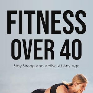 以下が含まれることがあります： 画像には「FITNESS OVER 40」と「Stay Strong And Active At Any Age」の文字が写っています。黒いスポーツウェアを着た女性が、スマートウォッチと白いスニーカーを履いて、マットの上でプランクエクササイズをしています。