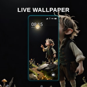 Puede incluir: Una pantalla de teléfono inteligente muestra un fondo de pantalla en vivo con un personaje de dibujos animados en un entorno forestal. La hora es 08:15. Las palabras "LIVE WALLPAPER" están en la parte superior. El personaje lleva un chaleco y pantalones marrones.