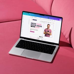 K&ouml;nnte beinhalten: Ein silberner Laptop, der eine Website-Oberfl&auml;che mit dem Text "GROW YOUR SOCIAL MEDIA WITH EASE" anzeigt. Die Website zeigt ein Foto einer l&auml;chelnden Person, die ein Telefon h&auml;lt. Der Laptop ist auf einer rosa Oberfl&auml;che ge&ouml;ffnet.