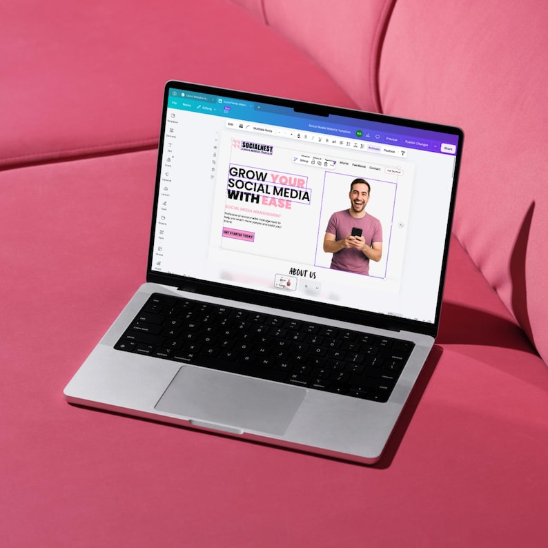 K&ouml;nnte beinhalten: Ein silberner Laptop, der eine Website-Oberfl&auml;che mit dem Text "GROW YOUR SOCIAL MEDIA WITH EASE" anzeigt. Die Website zeigt ein Foto einer l&auml;chelnden Person, die ein Telefon h&auml;lt. Der Laptop ist auf einer rosa Oberfl&auml;che ge&ouml;ffnet.