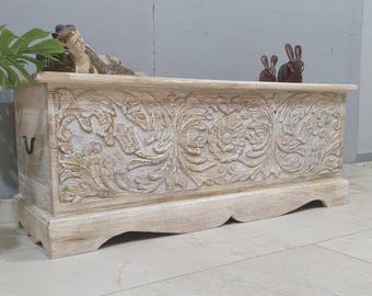 Baúl para mantas de madera de mango tallado a mano / Baúl de almacenamiento rústico blanco con estampado floral