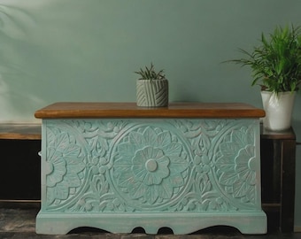 Baúl de madera de mango tallado a mano / Caja para mantas con estampado floral azul envejecido