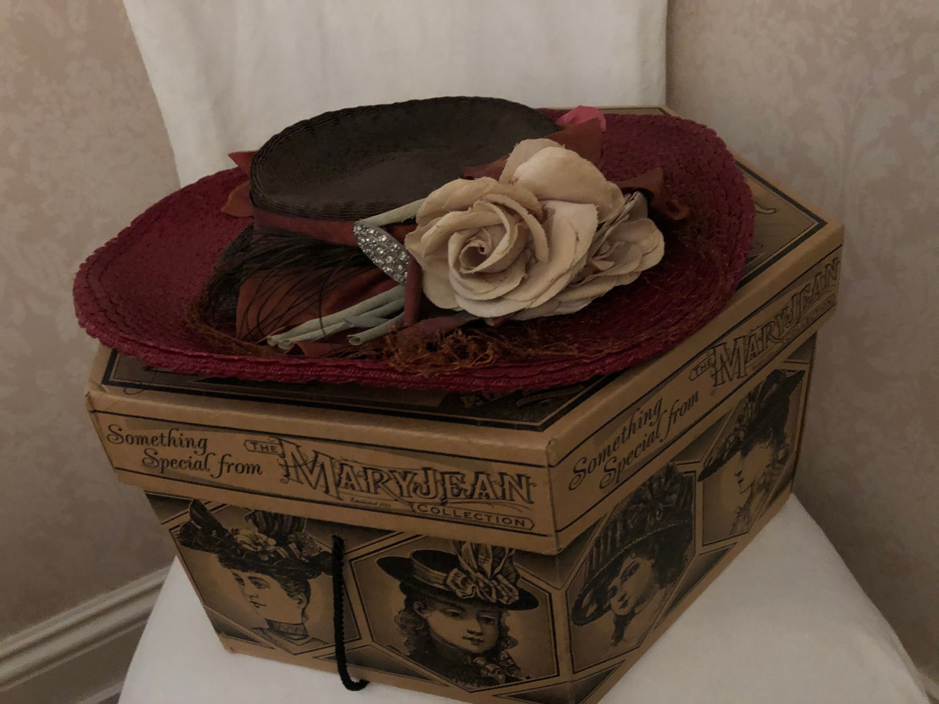 Gorgeous Vintage Hatbox the Original Mary Jean Collection