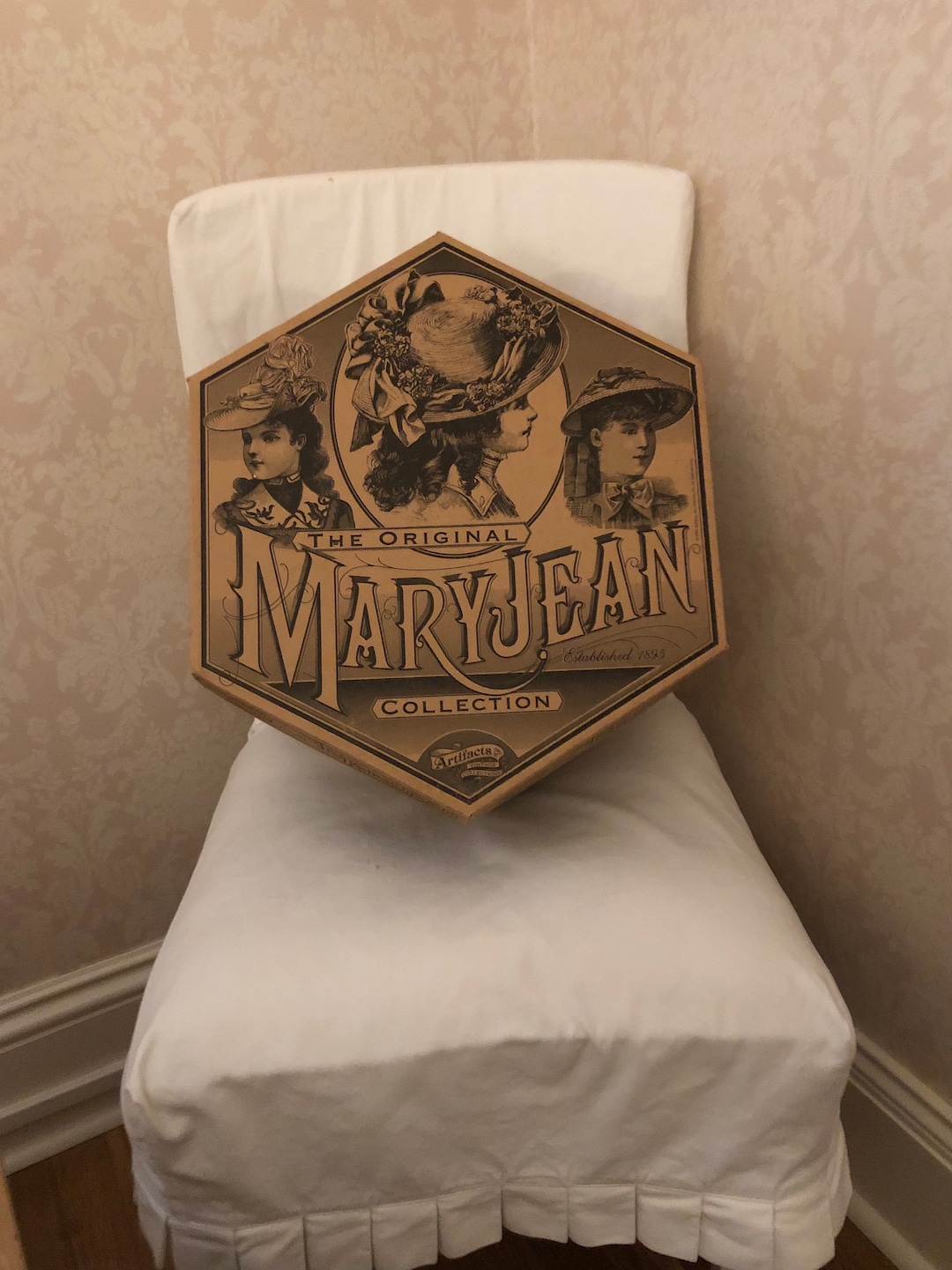 Gorgeous Vintage Hatbox the Original Mary Jean Collection