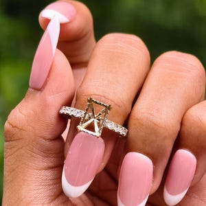 Anel de noivado com diamante de lapidação radiante, aro cravejado de pavé e montagem em ouro, feito à mão.