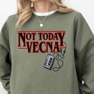 Puede incluir: Un juego de tres tazas de cerámica con un esmalte moteado de color crema. Cada taza presenta un diseño pintado a mano diferente: una hoja azul y verde, una flor amarilla y una baya roja. Las tazas tienen un diseño simple y moderno.