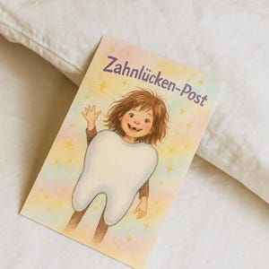 Może przedstawiać: Kapryśna ilustracja na pocztówce przedstawia dziecko przebrane za ząb, machające z brakującym zębem. Tekst "Zahnlücken-Post" jest napisany na fioletowo. Tło ma pastelową tęczę i wzór gwiazd.