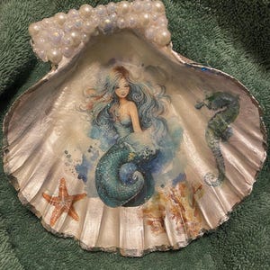 Decoupage Scallop Shell: Resin Coated Decorative Shell Art