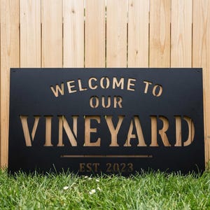 Könnte beinhalten: Eine weiße Keramik-Tasse mit schwarzem Henkel und dem Text "But First, Coffee" in fetter, schwarzer Schrift. Die Tasse fasst wahrscheinlich 310-425 ml, ideal für ein Morgengetränk. Das Design ist schlicht und modern.