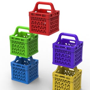 Puede incluir: Seis cajas de plástico de colores apiladas en forma de pirámide. Las cajas son rojas, verdes, azules, moradas y amarillas, cada una con un asa y un diseño estampado. Fondo blanco.