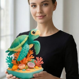 Könnte beinhalten: Eine türkis-grüne Schildkrötenfigur mit detailliertem Panzer und Flossen, die über einem farbenfrohen Korallenriff sitzt. Die Figur steht auf einer türkisfarbenen Basis mit Sand und Muscheln.