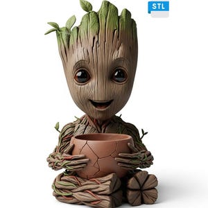 Könnte beinhalten: Ein detaillierter, brauner Groot-Pflanztopf mit einem lächelnden Gesicht, der einen rissigen braunen Topf hält. Die Figur hat grüne Blätter und Ranken, mit den Buchstaben "STL" in einem blauen Feld oben rechts. Dieser dekorative Pflanztopf ist perfekt für kleine Pflanzen.