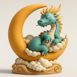 Könnte beinhalten: Eine skurrile Figur eines türkisfarbenen Drachen, der auf einem gelben Halbmond ruht. Der Drache hat gelbe Akzente und liegt in einem Bett aus cremefarbenen Wolken. Der Mond steht auf einer Basis mit weiteren Wolken und dekorativen Wirbeln.