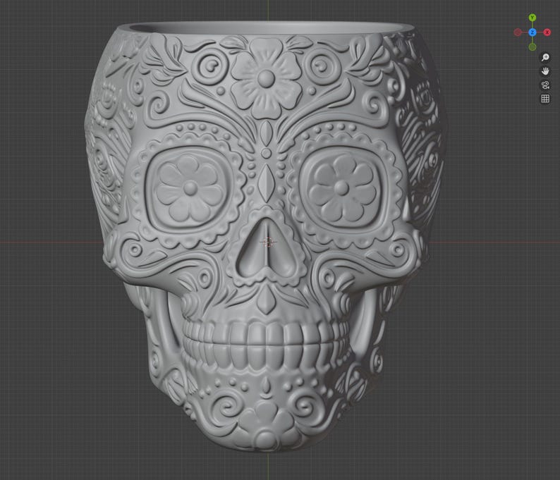 Pu&ograve; includere: Un vaso grigio a forma di teschio decorativo con intricati motivi floreali e a spirale. Il vaso presenta grandi orbite oculari con disegni floreali e una mascella dettagliata. Il design generale ricorda le celebrazioni del Giorno dei Morti.