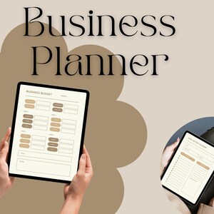Könnte beinhalten: Ein digitaler Businessplaner mit den Worten "Business Planner" in einer stilvollen Schriftart. Das Bild zeigt zwei Tablets, die Planerseiten anzeigen, eine mit einem Budget-Layout und die andere mit einem Zielaktionsplaner.