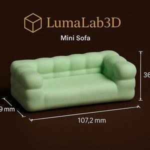 Puede incluir: Un mini sof&aacute; verde claro, con dimensiones de 36,2 mm de alto, 44,9 mm de ancho y 107,2 mm de largo. El sof&aacute; tiene un dise&ntilde;o redondeado y est&aacute; etiquetado como "Mini Sofa" con el logotipo de LumaLab3D.