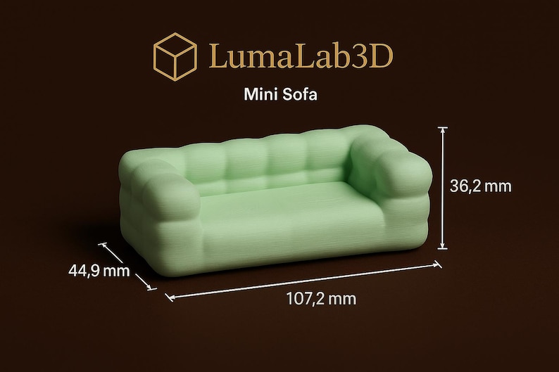 Puede incluir: Un mini sof&aacute; verde claro, con dimensiones de 36,2 mm de alto, 44,9 mm de ancho y 107,2 mm de largo. El sof&aacute; tiene un dise&ntilde;o redondeado y est&aacute; etiquetado como "Mini Sofa" con el logotipo de LumaLab3D.