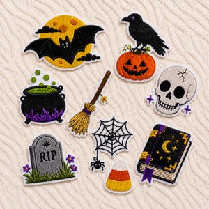 Może przedstawiać: Kolekcja haftowanych naszywek na Halloween przedstawiająca czarnego nietoperza na tle żółtego księżyca, czarną wronę na dyni, zielony bulgoczący kociołek, miotłę, czaszkę, nagrobek z napisem RIP, pajęczynę, cukierek kukurydziany oraz księgę zaklęć.