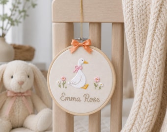 Spersonalizowany tamborek do haftu z imieniem gęsi, spersonalizowana zawieszka ścienna do pokoju dziecięcego, kwiatowa pamiątka dla noworodka, prezent na baby shower
