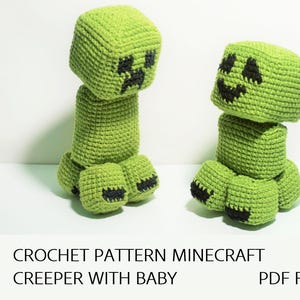 Op de afbeelding: Twee groene gehaakte Minecraft Creeper figuren met zwarte gezichtskenmerken en voeten. De tekst onderaan luidt "CROCHET PATTERN MINECRAFT CREEPER WITH BABY PDF FILE."