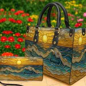 Puede incluir: Un conjunto de bolso y cartera a juego con un diseño de puesta de sol sobre el océano. El bolso tiene asas negras y herrajes dorados. La cartera tiene una correa de muñeca. El diseño incluye el nombre "EMILY".