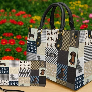 Può includere: Una borsa e un portafoglio abbinati con illustrazioni di cani bassotti. La borsa ha manici neri e finiture color oro. Il portafoglio ha un cinturino da polso. Lo sfondo è un giardino colorato.