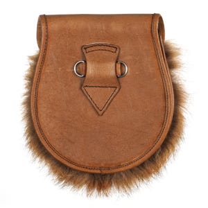 Puede incluir: Un sporran de cuero marr&oacute;n con ribete de piel. El sporran tiene un cierre de solapa con una leng&uuml;eta decorativa de cuero y dos anillos met&aacute;licos. El ribete de piel es de color marr&oacute;n claro. El sporran est&aacute; dise&ntilde;ado para usarse alrededor de la cintura.