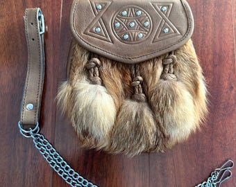 Sporran de piel marrón con solapa de cuero y diseño de tachuelas celtas / Sporran para falda escocesa / Accesorio para vestido de las Tierras Altas / Sporran tradicional