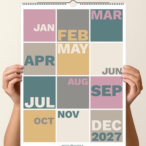 Könnte beinhalten: Ein Wandkalender für das Jahr 2027 mit einem Rasterlayout aus zwölf rechteckigen Blöcken, die jeweils einen Monat darstellen. Die Blöcke sind in gedeckten Tönen wie Rosa, Grau, Blaugrün, Beige und Gelb gehalten, mit weißem Text.